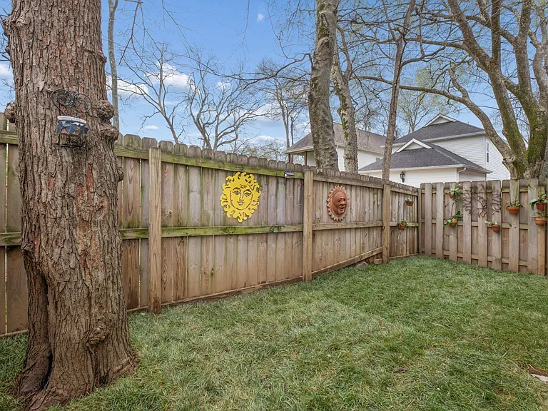 1125 Chester Ave #11 — Photo 35