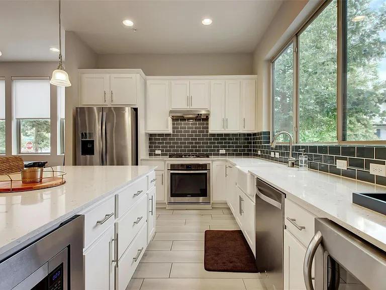 2114 Philomena St — Photo 17