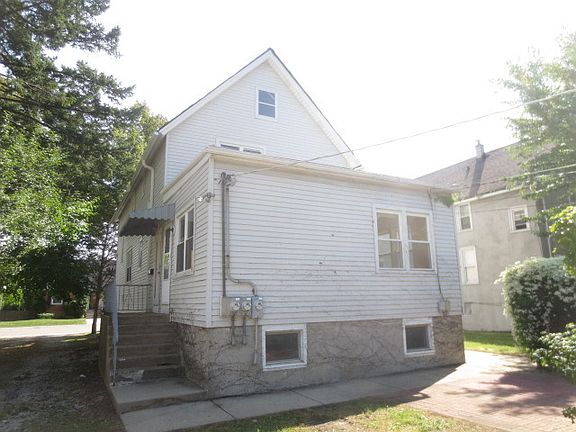 2nd image of 1970 Pine St
