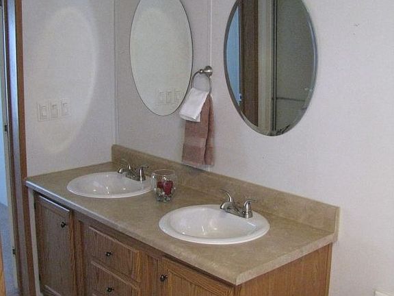 Master Bth Vanity w/ garden tub