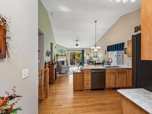5th image of 1089 Hewitt Blvd