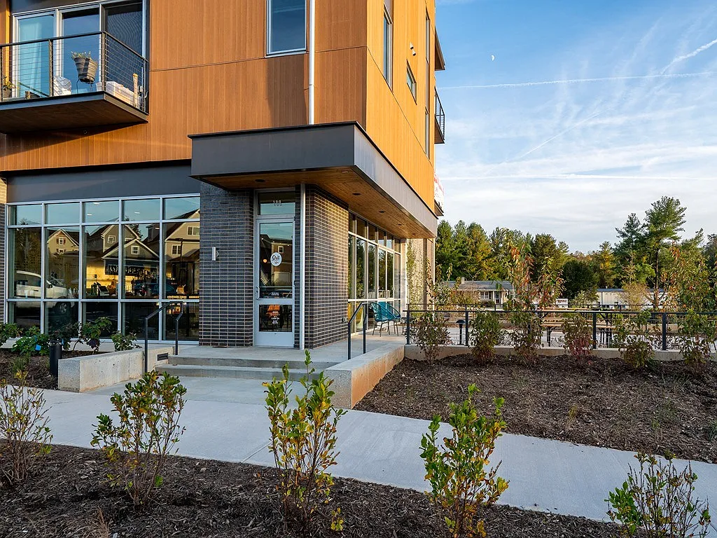 Riverside Village Apartments — Photo 4