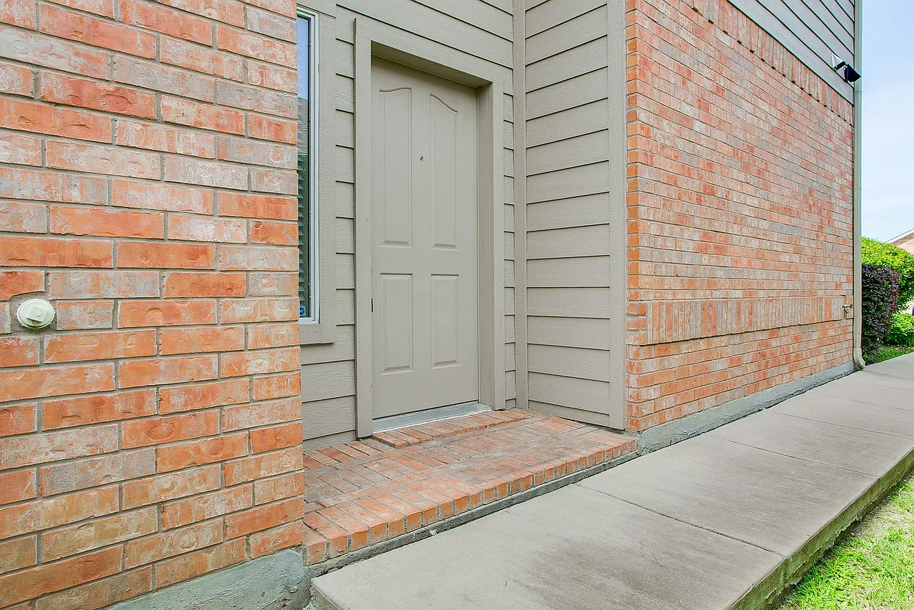 4 bed, 2.5 bath, 2459 sqft, $2,350 — Photo 3