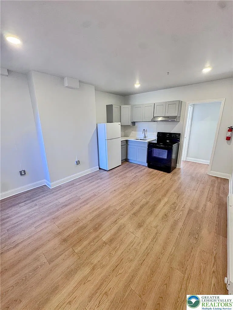 2 bed, 1.0 bath, 1000 sqft, $1,550 — Photo 2