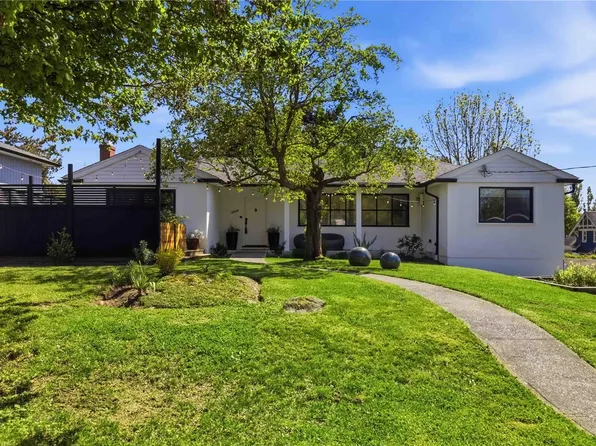 3039 Balfour Ave, Victoria, BC V9A 1R7