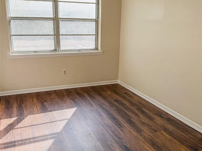 109 Lakeway Dr — Photo 12