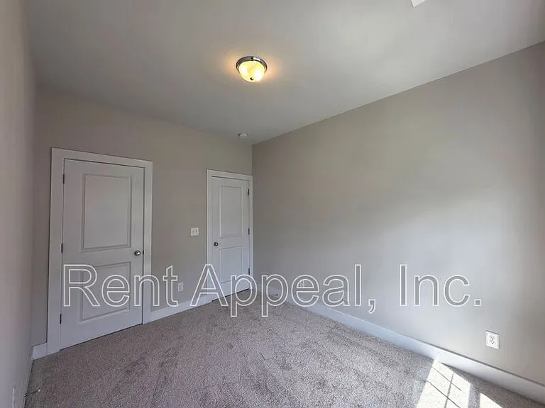 3779 Oxford Cir — Photo 11