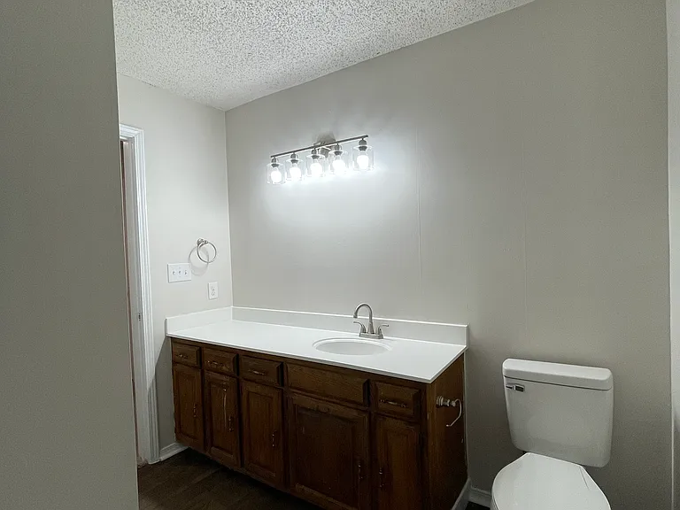 107 W Groves St #7 — Photo 10