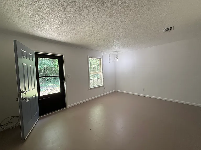 112 N Cox Ave #4 — Photo 2