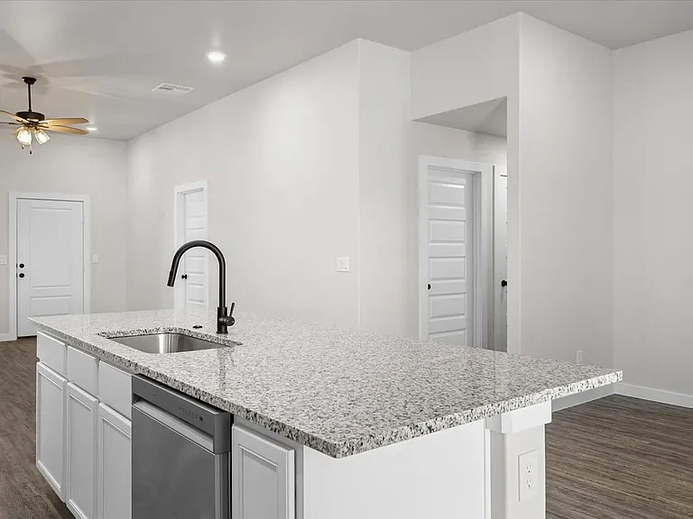 2028 Kenwood Ave — Photo 2
