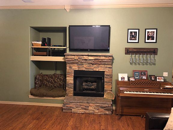 Upgraded fireplace and nook