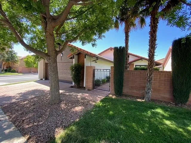 545 S Valley View Dr #7 — Photo 1