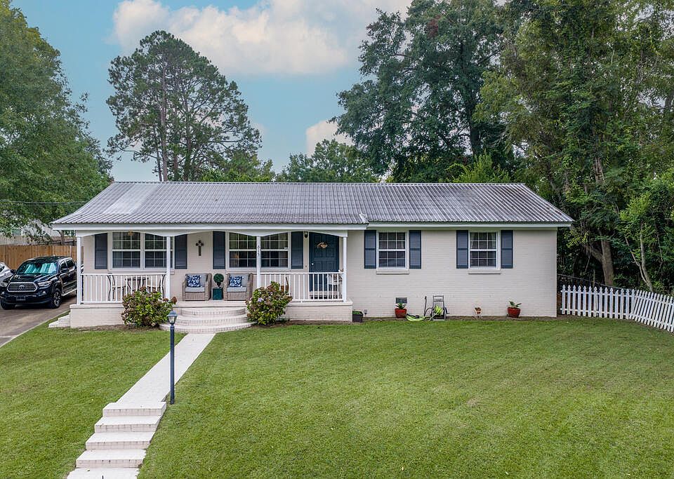 1st image of 615 Holly Dr