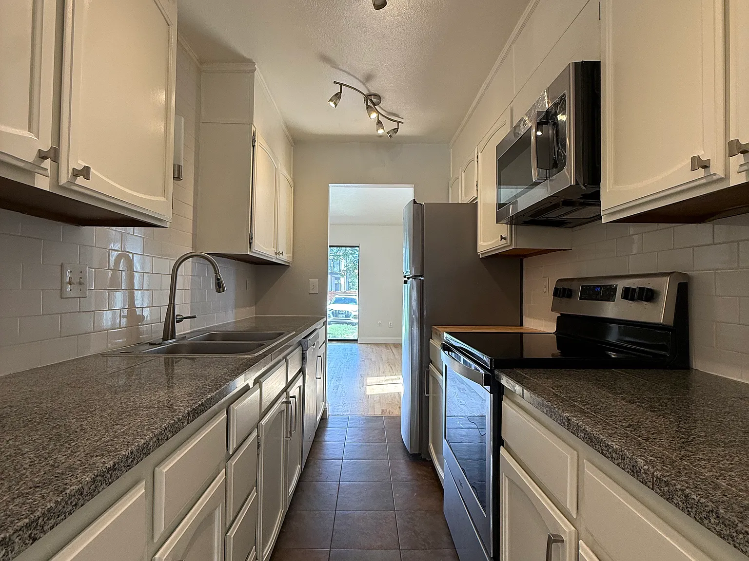 3 bed, 1708 sqft, $2,990 — Photo 4