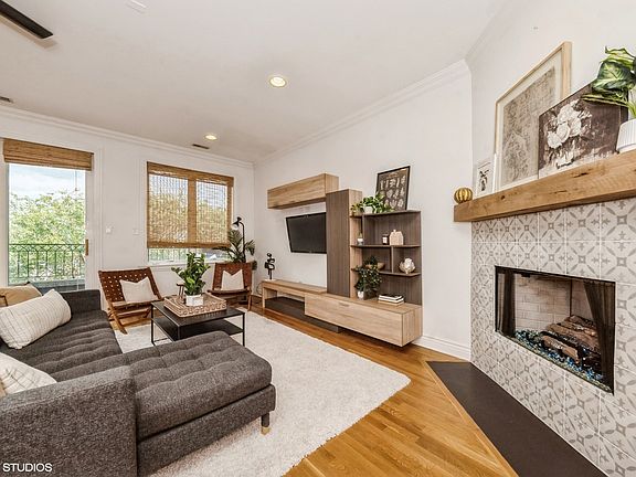 2nd image of 820 N California Ave APT 4