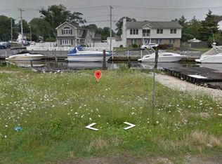 790 S Hickory St, Lindenhurst, NY 11757