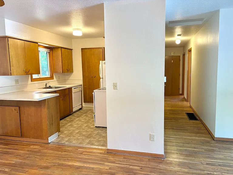 300 Lincoln St — Photo 22