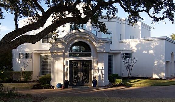 Gorgeous Contemporary in Vineyard Bay on most prestigious street Chateau Ave.