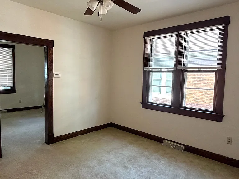 Other perspective of bedroom.
