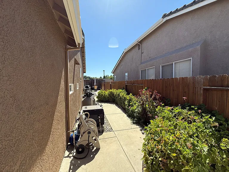4024 Eastport Dr — Photo 37