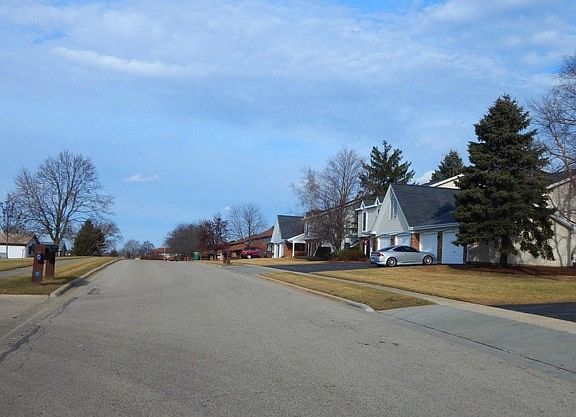 5th image of 322 N Thornwood Dr