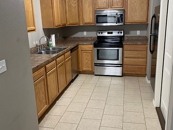 4th image of 612 E 6th St