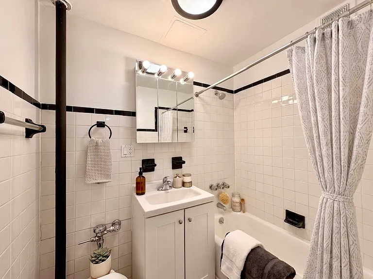 319 E 5th St #13 — Photo 3