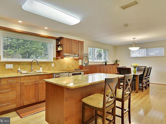 3rd image of 717 Hillsboro Dr