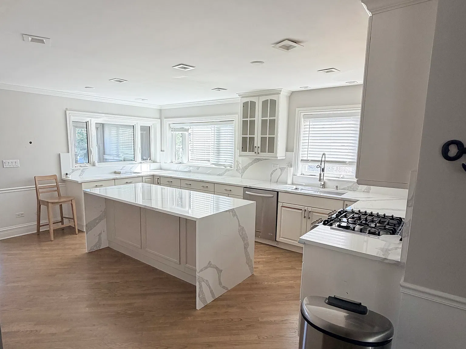 5 bed, 4200 sqft, $4,250 — Photo 4