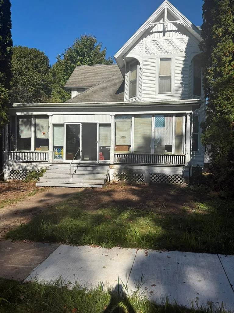 215 West St photo 1