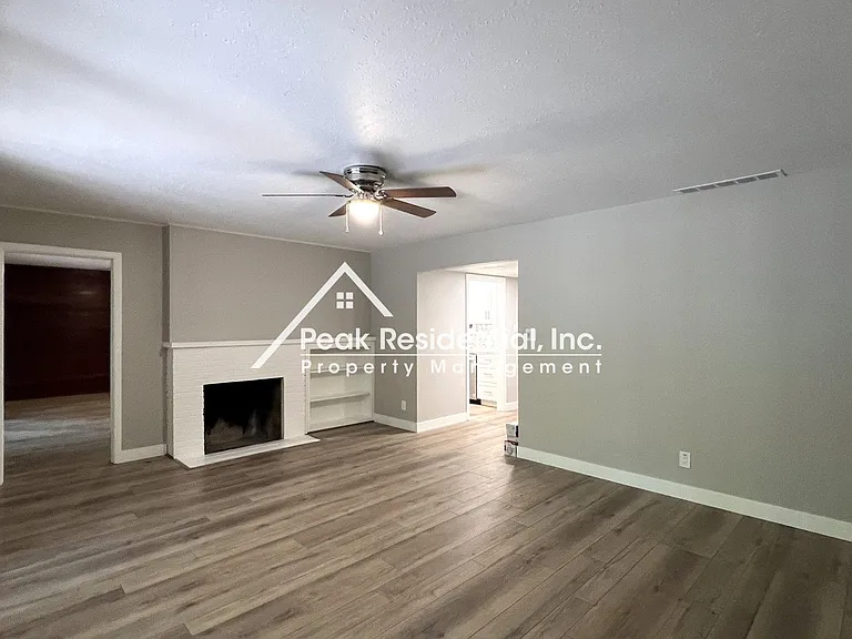 4552 Briarwood Dr — Photo 4