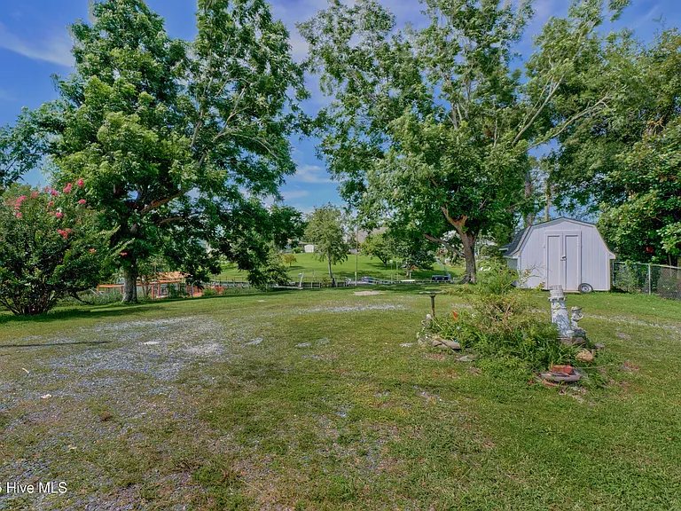 665 Hughes Rd — Photo 30