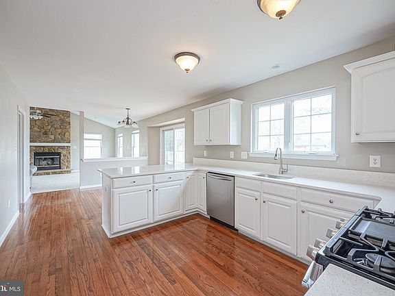 4th image of 31 Thornhill Dr