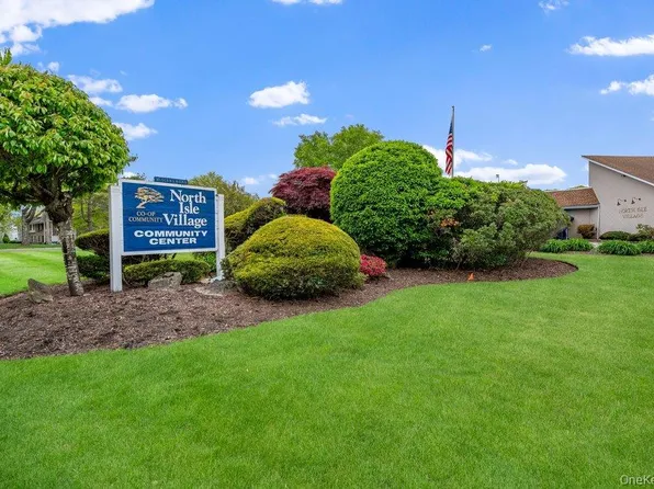 2 Idaho Court #2, Coram, NY 11727
