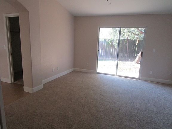 4th image of 586 Kent Dr