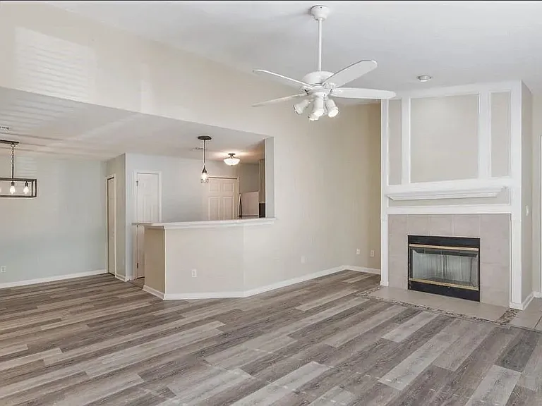 13727 Richmond Park Dr N #105 — Photo 3