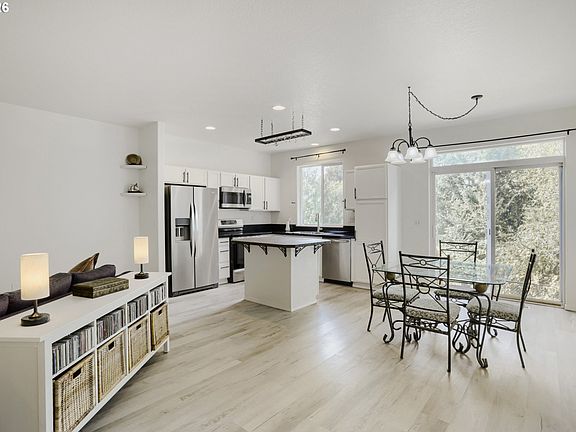 3rd image of 426 SE Heathcliff Ln