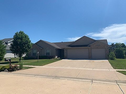 1st image of 2001 Applewood Dr