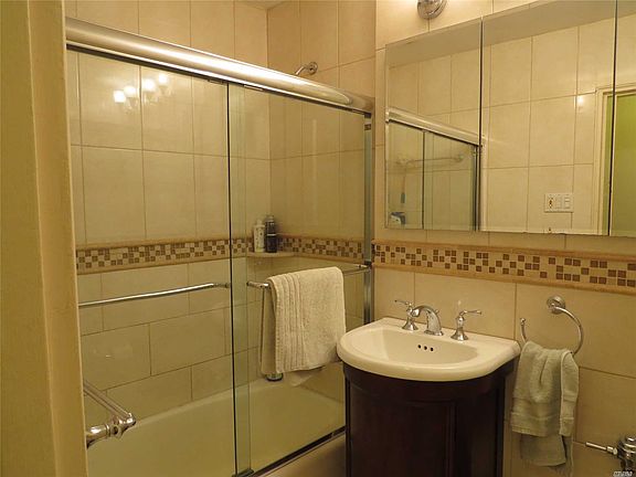 3rd image of 4230 Douglaston Pkwy APT 6K