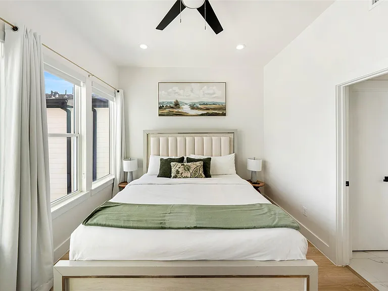 3008 Delano St — Photo 9