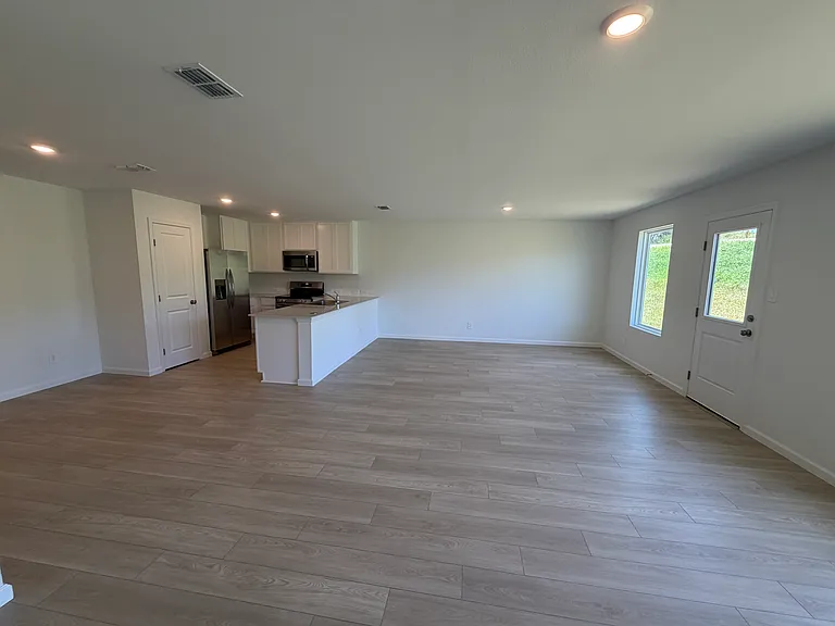 571 Artemis St — Photo 3