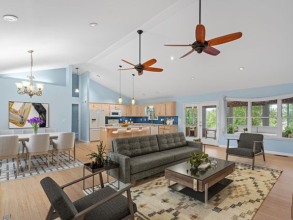 3rd image of 719 Lakehaven Cir