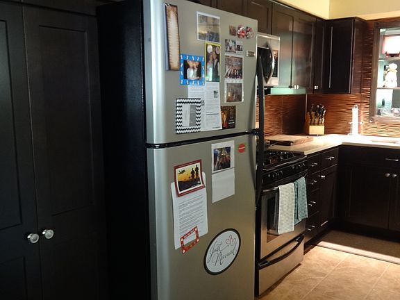 Pantry w/ pull out drawers