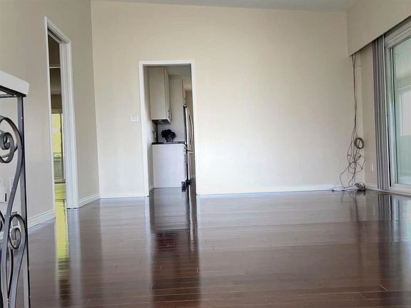 5th image of 4383 Pinewood Cres