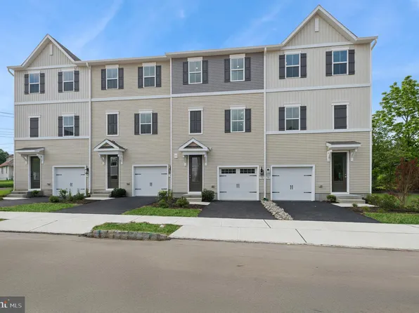 79 Basswood St #204, Berlin, NJ 08009