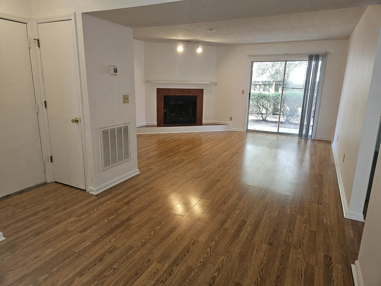 2 bed, 989 sqft, $1,450 — Photo 4