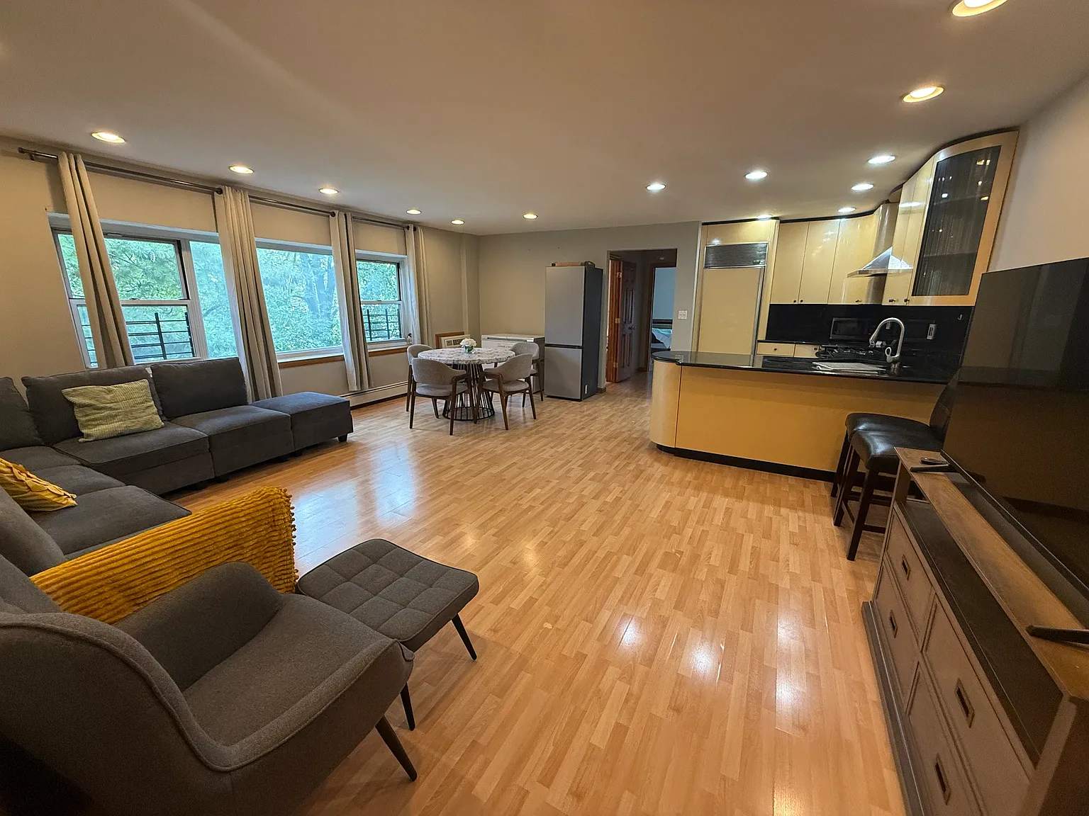 2 bed, 1200 sqft, $3,000 — Photo 3