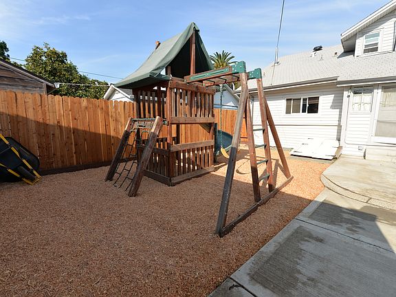 5th image of 130 Hawthorne Way
