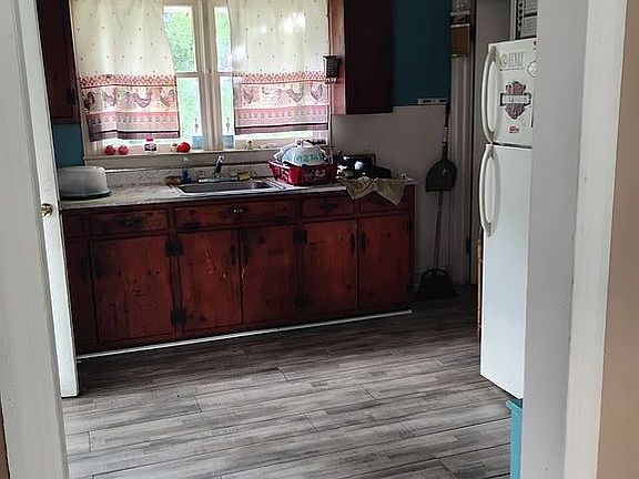 3rd image of 181 Burgess St