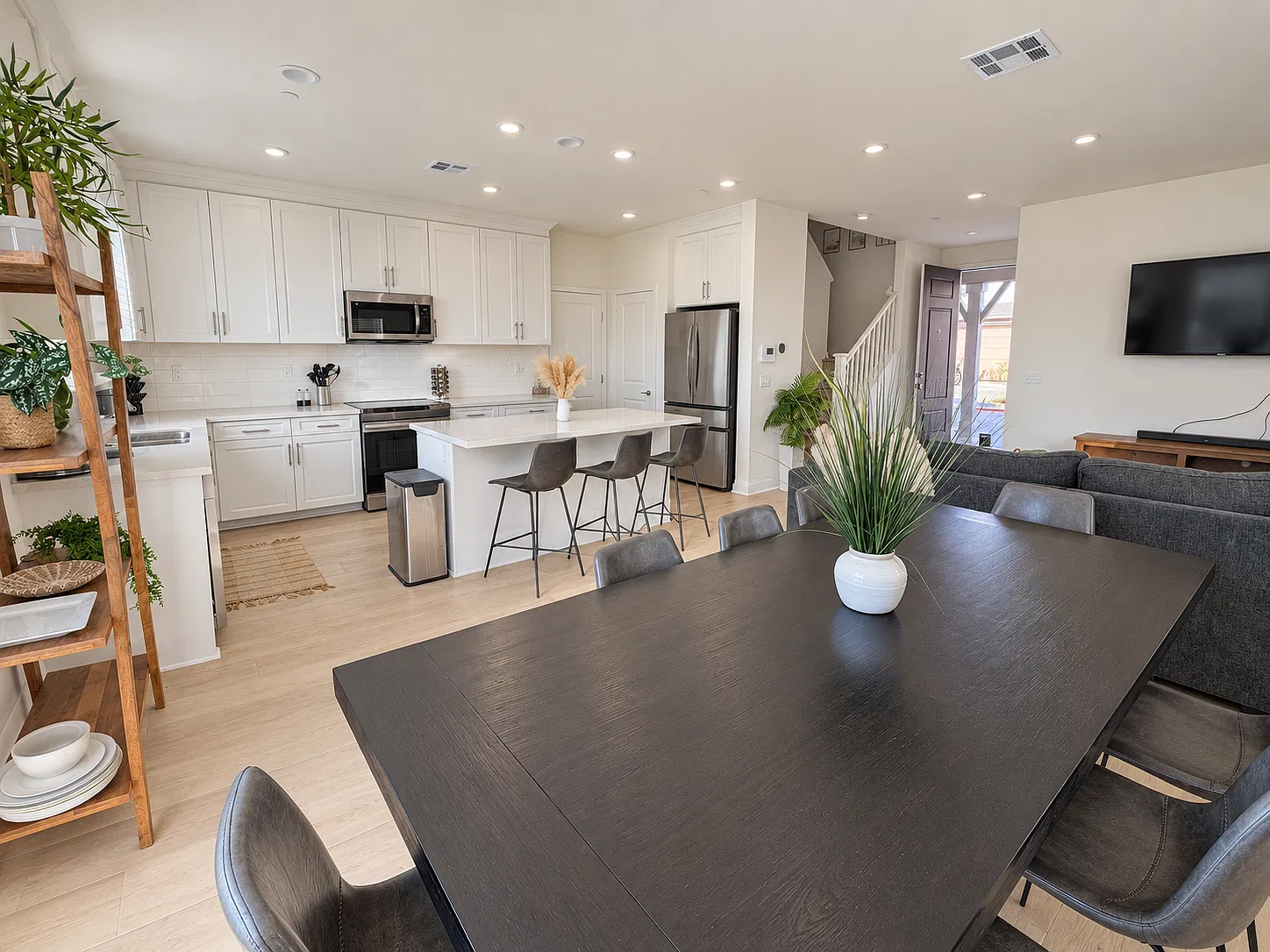 3 bed, 2.5 bath, 1640 sqft, $5,800 — Photo 4